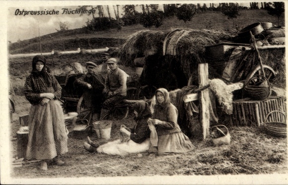 Postcard East Prussian War Refugees, Knitting Women, Wagon, East Prussian Aid I. WK
