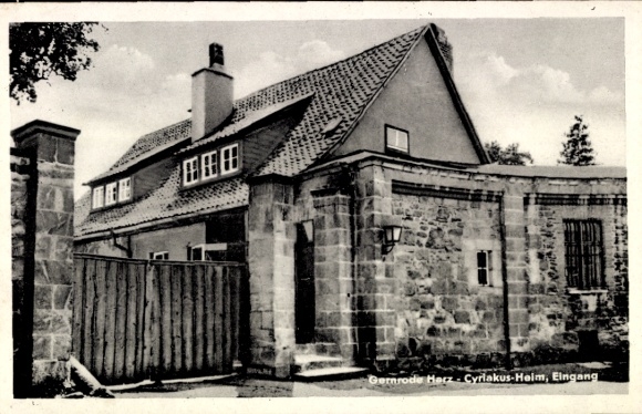 Ak Gernrode Quedlinburg in het Harzgebergte, ingang van het Cyrikushuis, huis met dak, tuinhek