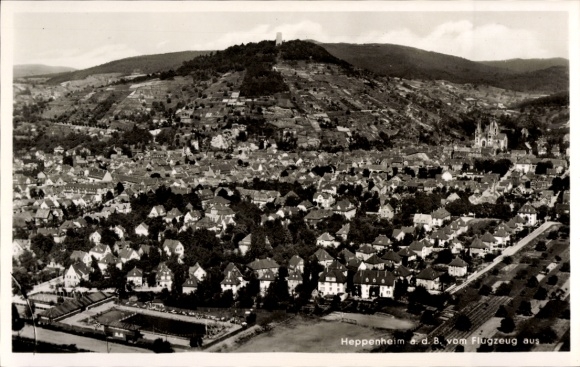 Ak Heppenheim an der Bergstraße, Luftaufnahme von  Berge im Hintergrund, Kirche sichtbar, Wohngeb