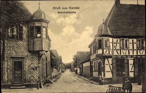Postcard Kandel im Bienwald, lot at the Bahnhofstrasse, children, carts