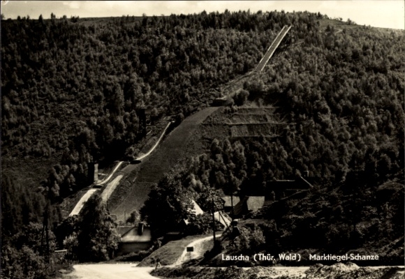 Ak Lauscha in Thüringen , Schnee- und Landschaftsaufnahme, Ski-Schanze, Wälder, Straße