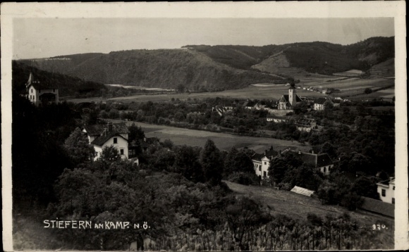 Ak Stiefern Schönberg am Kamp Niederösterreich, Landschaft mit Hügeln, Häusern, Kirche, Stiefern 