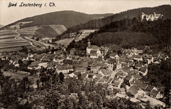Ak Leutenberg in Thüringen, Vogelperspektive auf Bad Leutenberg, Hügel, Ortsansicht