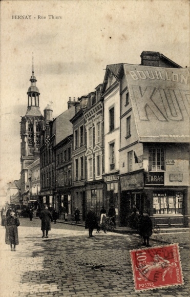 Ak Bernay Eure, Straße mit Häusern, Turm im Hintergrund, Werbung, Leute,  Atmosphäre