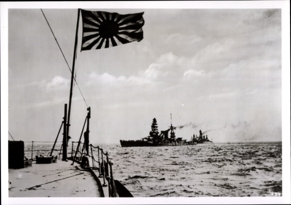 Foto Hoffmann, Japanisches Kriegsschiff in der Java See, Japanische Militärflagge, Februar 1942