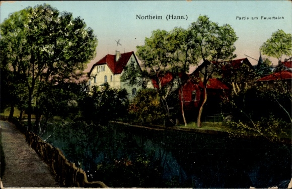 KP Northeim w Dolnej Saksonii, staw pożarowy, domy na brzegu