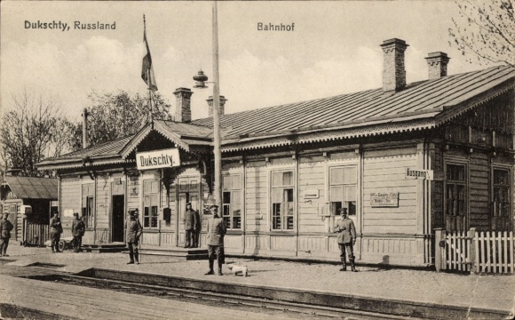 Ak Dukschty Russland, Bahnhof Gleisseite, deutsche Soldaten, I WK