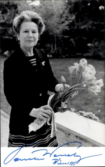 Photo actress Paula Wessely, portrait, autograph, flowers