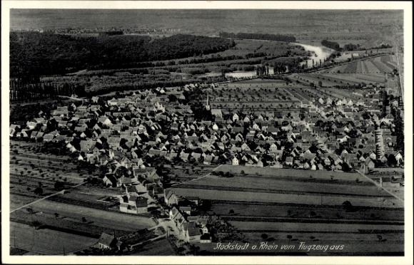 Ak Stockstadt am Rhein Hessen, Luftaufnahme von  Fluss im Hintergrund, viele Dächer