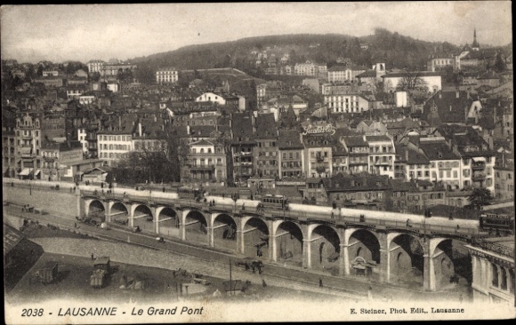 KP Lausanne Canton Vaud, widok z przodu Le Grand Pont, wiele budynków, tramwaj