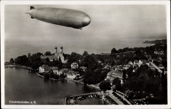 Ak Friedrichshafen am Bodensee, Zeppelin über der Stadt, Fliegeraufnahme