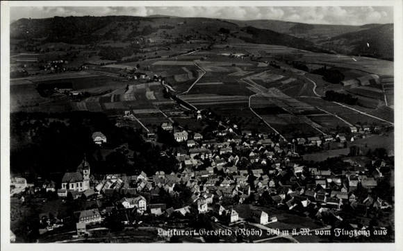 Ak Gersfeld in der Rhön Hessen, Luftaufnahme, Gersfeld, Landschaftsaufnahme, Flugzeugansicht