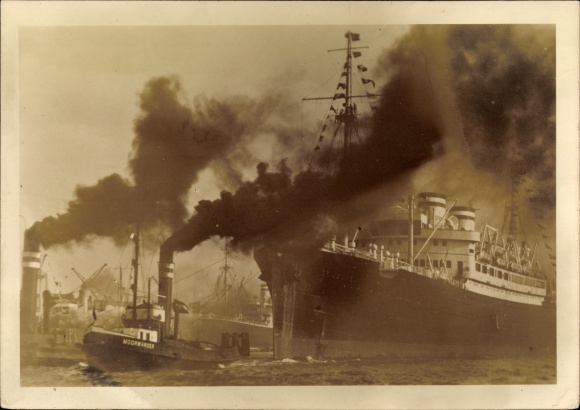 PC Hamburg, port, departure of a Hapag express steamer, tugboat
