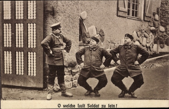 O, jaka radość być żołnierzem, grubasy ćwiczące gimnastykę, przysiady, żołnierski humor