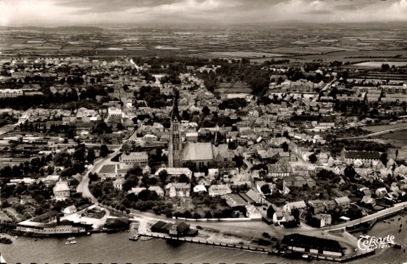 Ak Schleswig an der Schlei, luchtfoto van de stad, kerk op de voorgrond