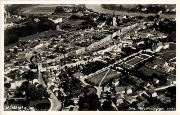 Ak Mühldorf am Inn Oberbayern, Luftaufnahme von   Bauten, Fluss