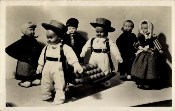 Postcard Internationale Poppententoonstelling Stichting 1940-1945, Kaasdragers