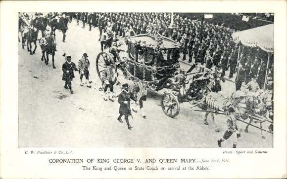 Ak König und Königin in der Staatskutsche bei der Ankunft in der Abtei, King George V., Queen Mary