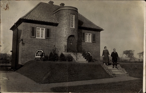 Photo Postcard Hamburg Nord Alsterdorf, Bebelallee 47, brick house, couple