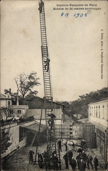 CPA Sapeurs-Pompiers de Paris, Echelle de 20 mètres développée