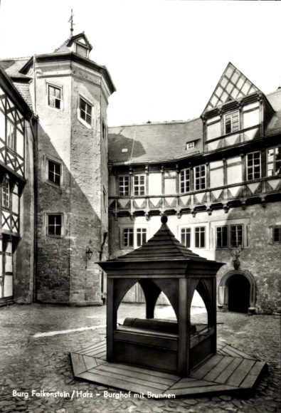 Ak Falkenstein im Harz, Kasteel Falkenstein, kasteelbinnenplaats, fontein