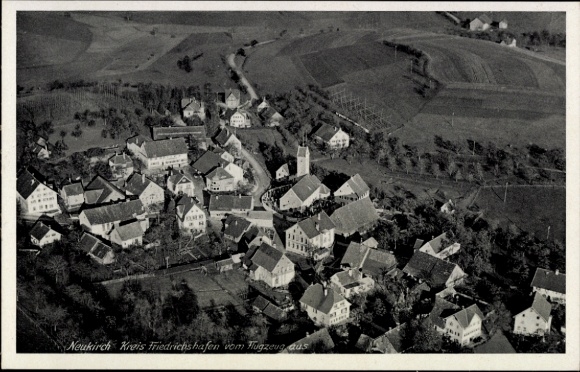 Ak Neukirch Bodenseekreis, Luftaufnahme von  Kreis Friedrichshafen, Häuser, Kirche