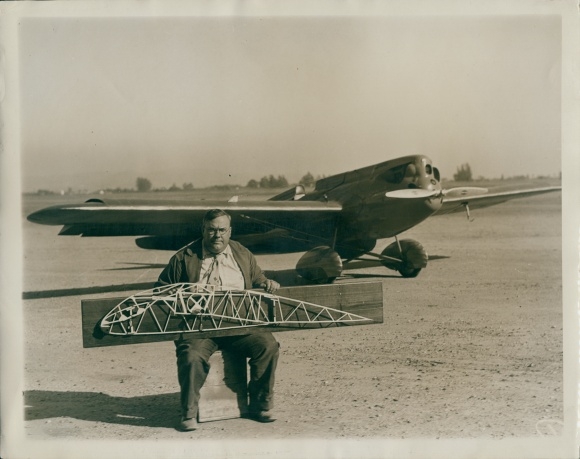 Photo American aircraft designer HD Rocheville, model of an adjustable wing