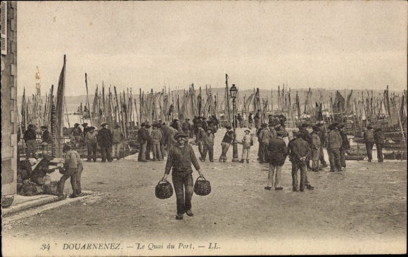 Postcard Douarnenez Finistère, harbor view, many boats, people on the quay, busy atmosphere
