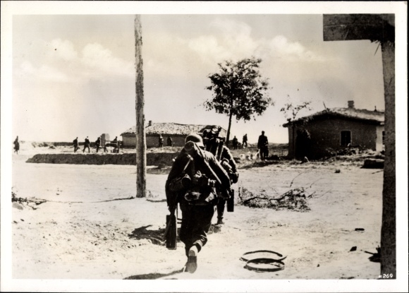 Photo Hoffmann, H., German infantry towards Sevastopol, Oct. 1941