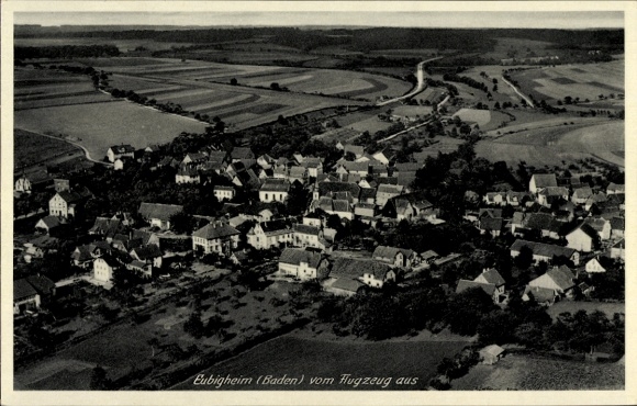 Ak Eubigheim Ahorn in Baden, Luftaufnahme von Eubigheim, Landschaft mit Feldern und Häusern