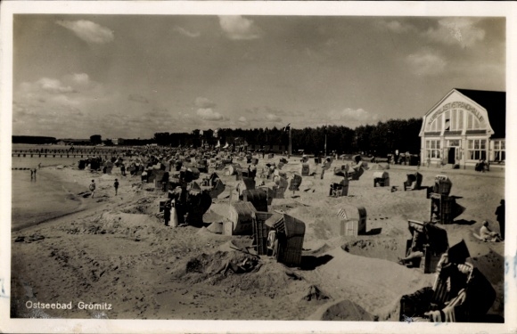 Ak Ostseebad Grömitz in Holstein, Ostseebad  viele Strandkörbe, Gebäude im Hintergrund, Strand