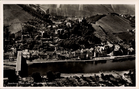 Ak Saarburg an der Saar Bezirk Trier, Blick auf den Ort, Fliegeraufnahme