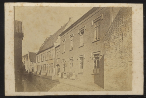 Cabinet Photo Oldenburg? Street with row of houses and children playing