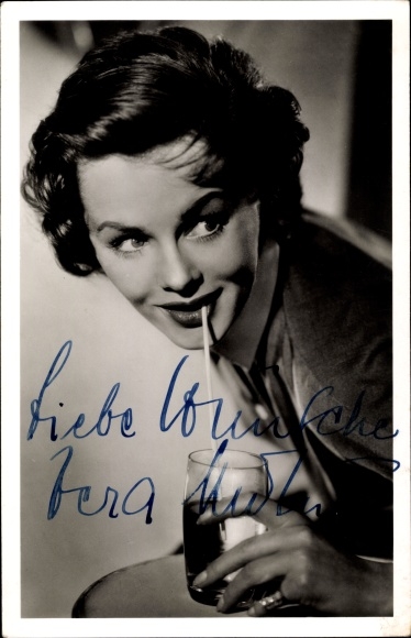 Photo Postcard actress Vera Molnar, portrait, autograph, glass, drink, straw