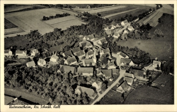 Ak Schwäbisch Hall in Württemberg, Luftaufnahme eines Dorfes, viele Dächer, umgebende Felder