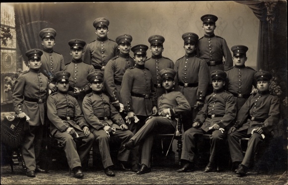 Foto Ak Neuburg am Inn Niederbayern, Soldaten in Uniform