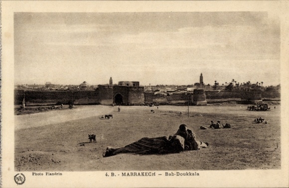 Ak Marrakech Marrakesch Marokko,  Bab-Doukkala, Menschen auf dem Boden, Stadtansicht