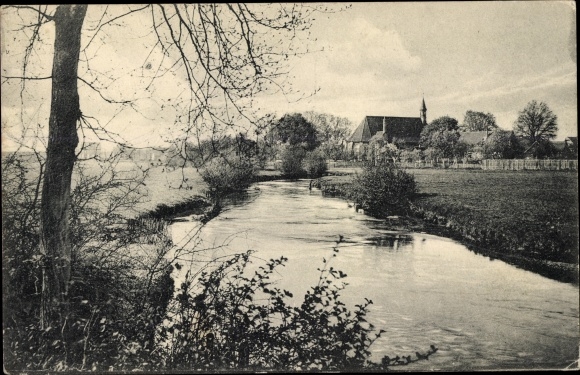 Ak Hermannsburg Südheide Niedersachsen, Uferpartie, Kirche, Wohnhäuser