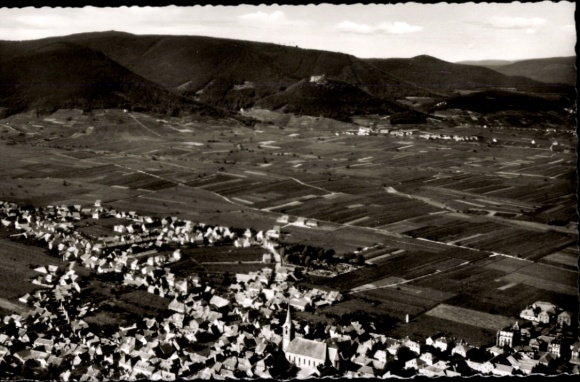 Ak Maikammer an der Weinstraße Pfalz, Landschaftsaufnahme, Hügel, Weinberge, kleine Stadt, Kirche