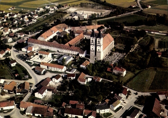 Ak Niederalteich in Neder-Beieren, luchtfoto van een klooster, veel woongebouwen, landelijke omgeving