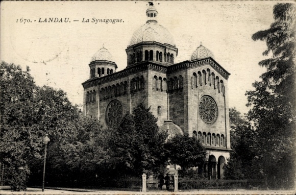 Postcard Landau in der Pfalz, La Synagogue, surrounded by trees