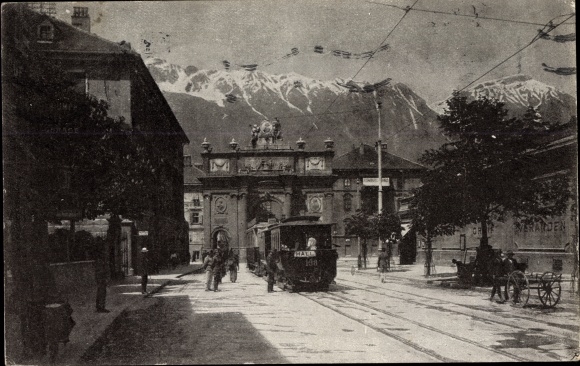 KP Innsbruck w Tyrolu, brama Triumph z Nordkette, tramwaj