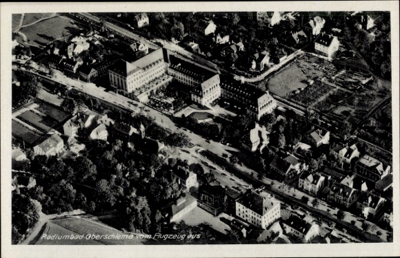 Ak Oberschlema Bad Schlema im Erzgebirge, Luftaufnahme, Radiumbad, Gebäude, Bäume, Straßen