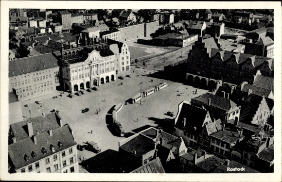 Ak Rostock in Mecklenburg Vorpommern, Marktplatz, Straßenbahn, erhöhte Ansicht