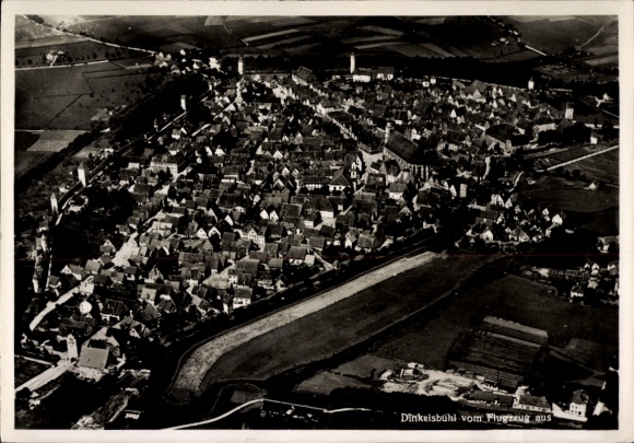 Ak Dinkelsbühl in Mittelfranken, Luftaufnahme von  Stadtansicht, viele Dächer, Fluss