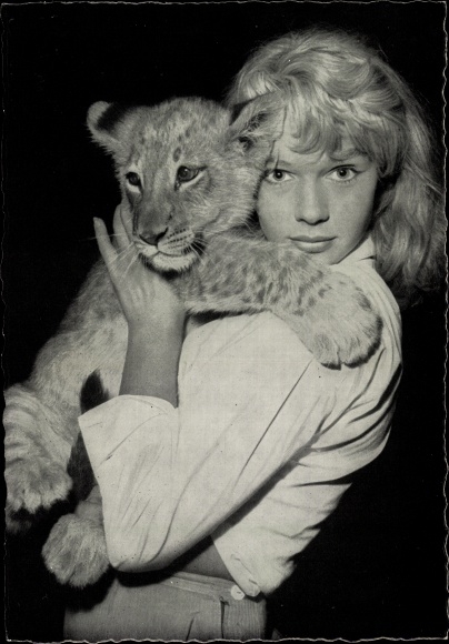 Ak-actrice Marion Michael, portret met leeuwenwelp