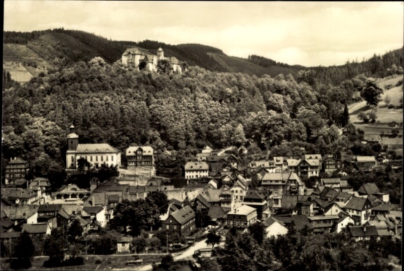 Ak Leutenberg in Thüringen, Aussicht auf eine malerische Stadt, umgeben von Natur, Schloss im Hin