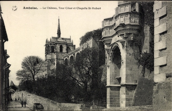 Ak Amboise Indre et Loire, Schloss  Tour César, Chapelle St-Hubert, Bäume, Straße