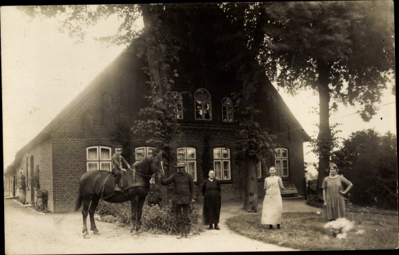 Photo Postcard Poggensee Schleswig Holstein, house with garden, horse, residents