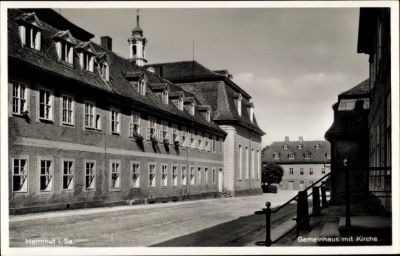 Ak Herrnhut in der Oberlausitz Sachsen, Gemeinhaus mit Kirche, Gebäudestruktur, Straßenansicht